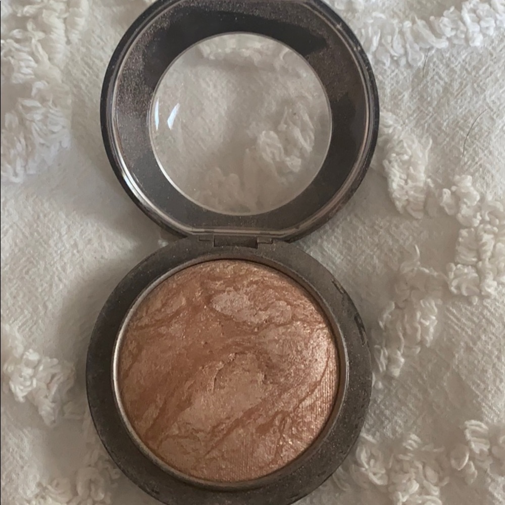 Mac mineralize skin finish in soft & gentle